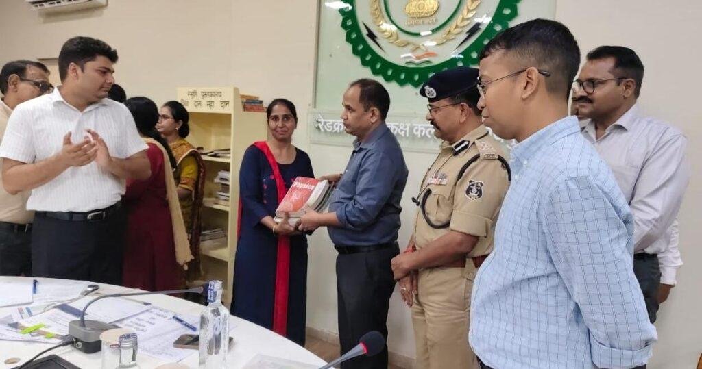 स्मृति पुस्तकालय योजना, रायपुर में शिक्षा को बढ़ावा – व्याख्याता डॉ. गीता तनवानी ने दान की पुस्तकें