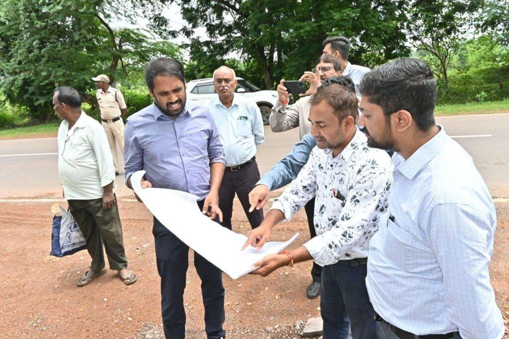 करेलीबड़ी ग्राम में 4 विभिन्न निर्माण के लिए चिन्हांकित भूमि का कलेक्टर ने किया निरीक्षण ’कलेक्टर ने कहा-सभी नियमों का पालन कर शीघ्र प्रारंभ हों निर्माण कार्य