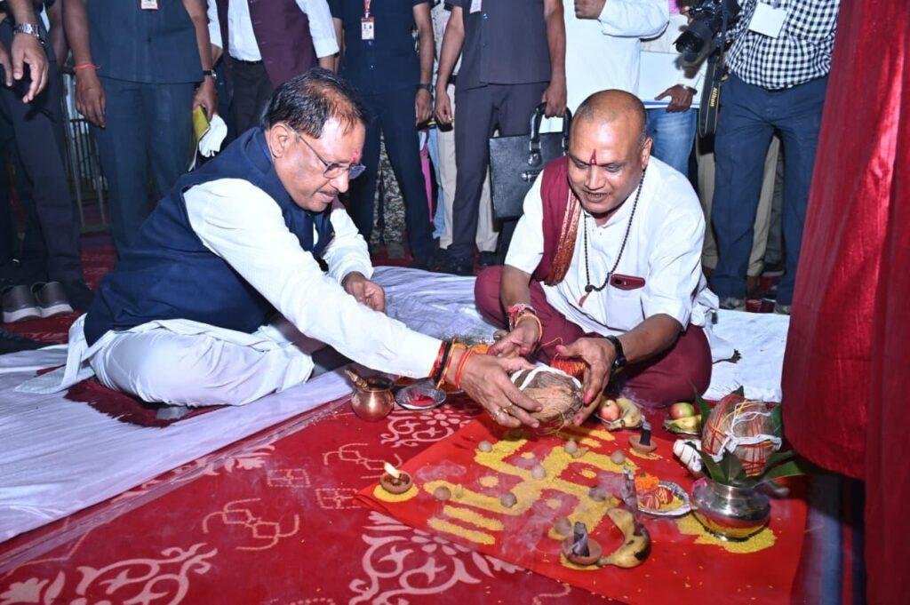 धमतरी के कुरूद विधानसभा क्षेत्र को मिला विकास का महा-उपहार मुख्यमंत्री श्री साय ने 244 करोड़ 43 लाख रूपए के विकास कार्यों की दी सौगात 74 विकास कार्यों का शिलान्यास और लोकार्पण किया
