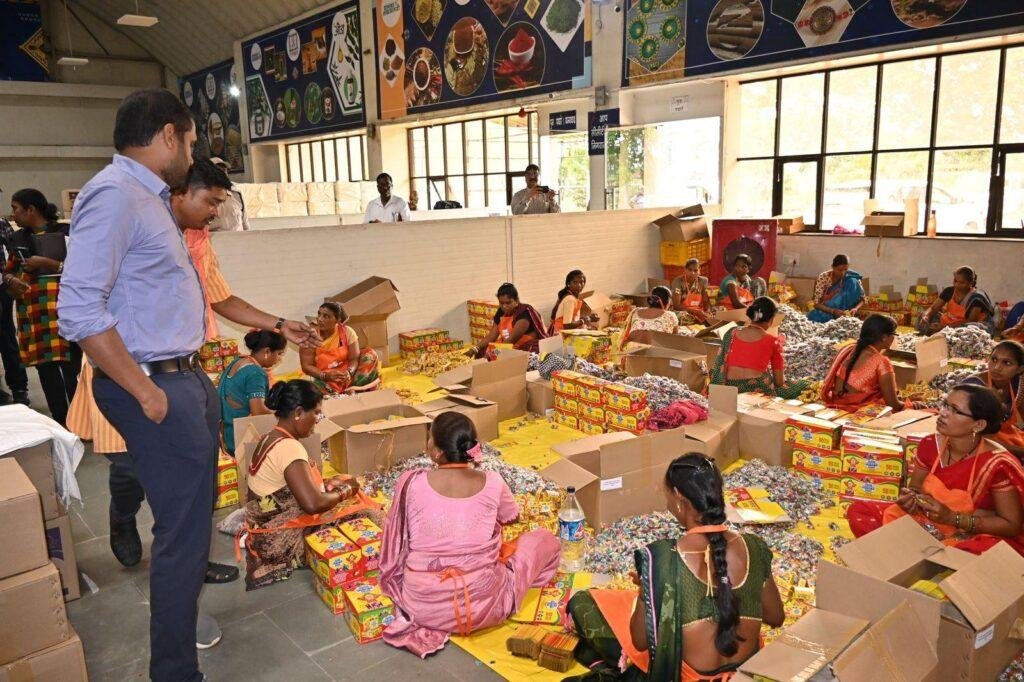 लोकल से वोकल” और महिला सशक्तिकरण की मिसाल धमतरी जिले से शुरू हुई ग्रीन पटाखों की पहल, दिवाली होगी स्वच्छ और सुरक्षित ग्राम चटोद में महिलाएँ ग्रीन पटाखों के निर्माण में जुटीं, 100 से अधिक को मिला रोज़गार