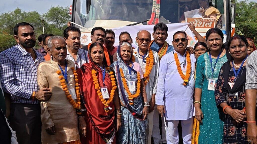 महासमुंद जिले से 323 श्रद्धालु मुख्यमंत्री तीर्थ दर्शन योजना अंतर्गत हुए प्रयागराज काशी रवाना