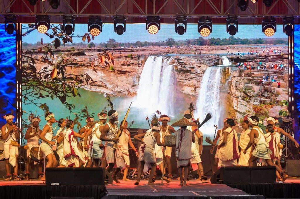 बस्तर दशहरा लोकोत्सव में सजी संस्कृति और कला का अप्रतिम छटा