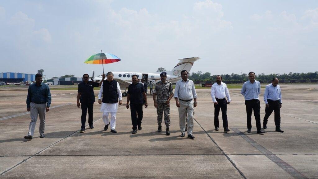 विधान सभा अध्यक्ष डॉ रमन सिंह का जगदलपुर एयरपोर्ट में किया गया आत्मीय स्वागत