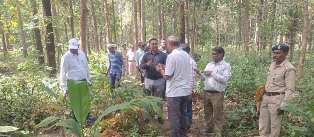 महाराष्ट्र से आये भारतीय वन सेवा के अधिकारियों ने  दुगली वन धन केन्द्र एवं औषधी पौध रोपण का किया भ्रमण