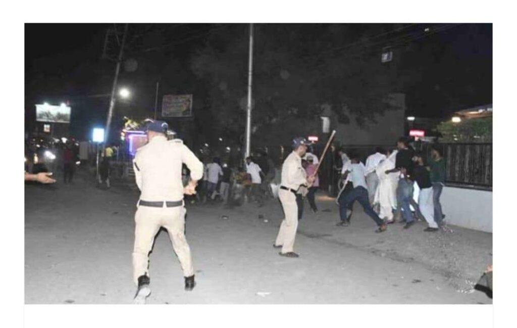 भीड़ से निकला नाबालिग, हाथ में धारदार हथियार लेकर घर में घुसा