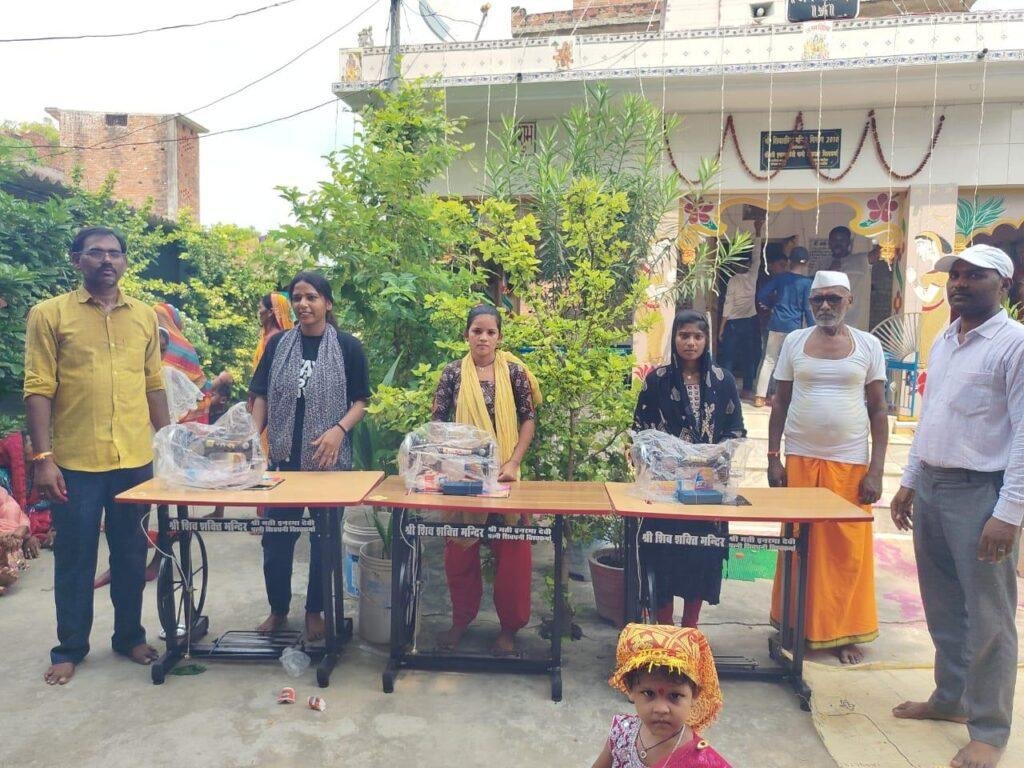 सिलाई मशीन पाकर बच्चियों के खिले चेहरे