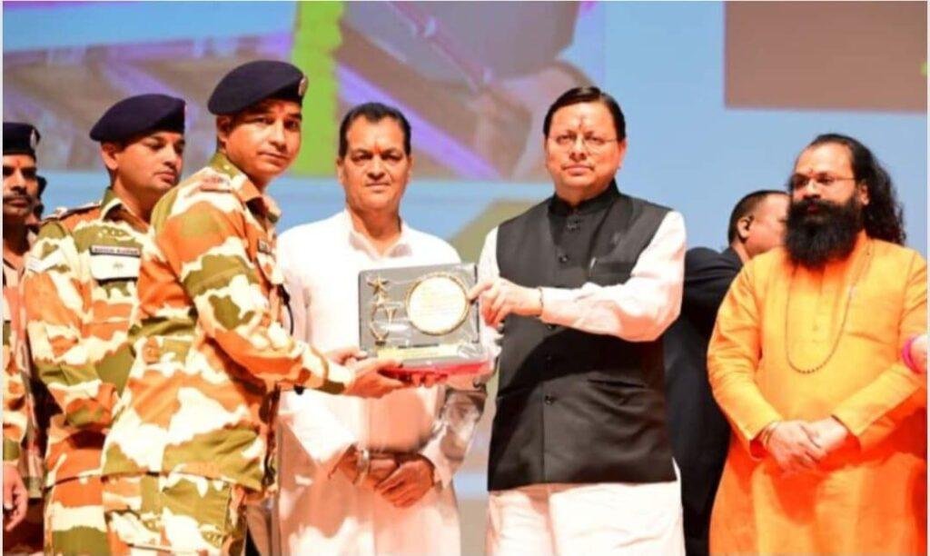 आपदा में सहयोग करने वाले कर्मचारियों को सम्मानित किया, सीएम धामी