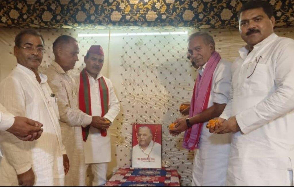 समाजवादी पार्टी का स्थापना दिवस बड़ी धूमधाम के साथ मनाया गया