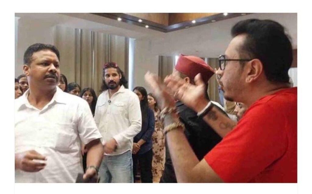 फैशन शो ऑडिशन के दौरान युवतियां कर रही थीं रैंप वॉक, हिन्दू रक्षा संगठन ने मचा दिया बवाल