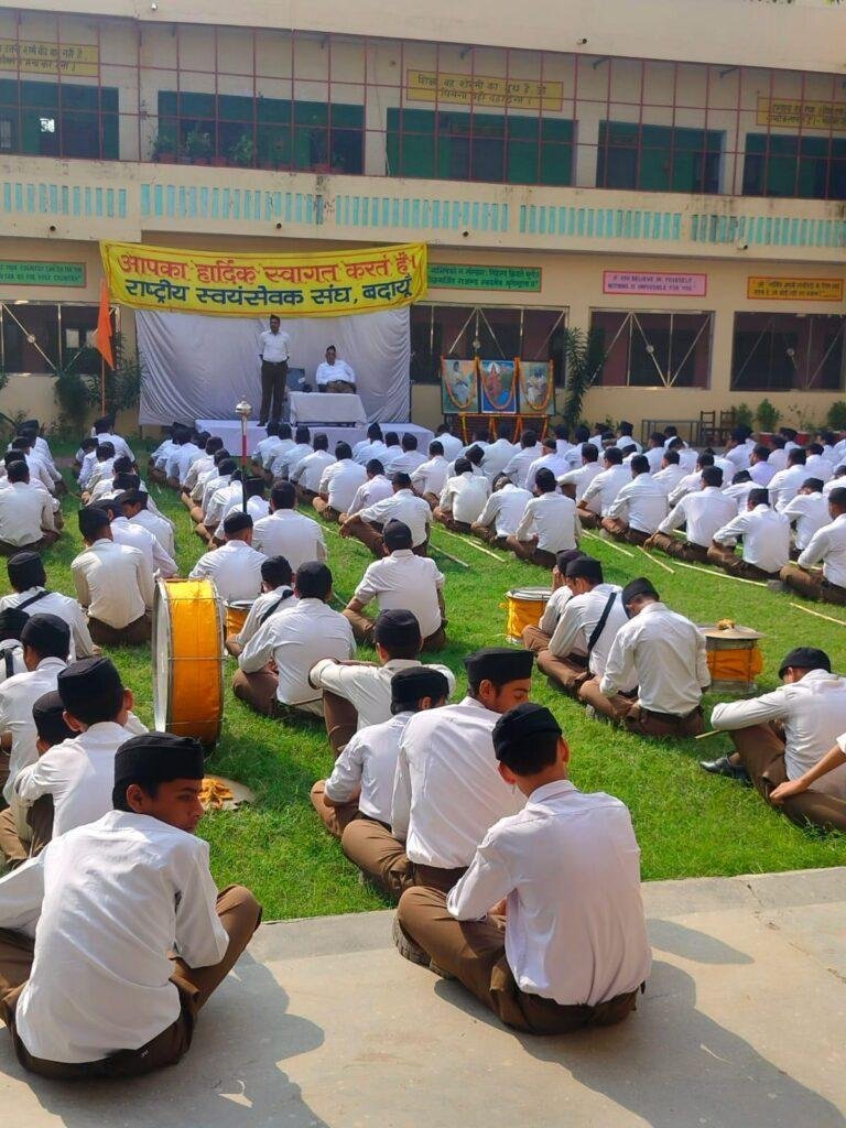 राष्ट्रीय स्वयंसेवक संघ का बदायूं के केशव नगर में निकला पदसंचलन नागरिकों ने स्वयंसेवकों पर पुष्प वर्षाकर किया स्वागत बढ़ाया उत्साह