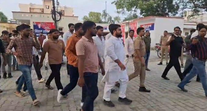 आजमगढ़ कोतवाली परिसर में हुआ बीजेपी कार्यकर्ताओं में हुआ गाली गलौज मंत्री के कार्यक्रम में जमकर चले लात घूंसे