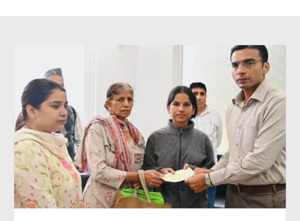 असहाय और निर्बल लोगों को रायफल फंड से आर्थिक सहायता प्रदान की, जिला प्रशासन द्वारा