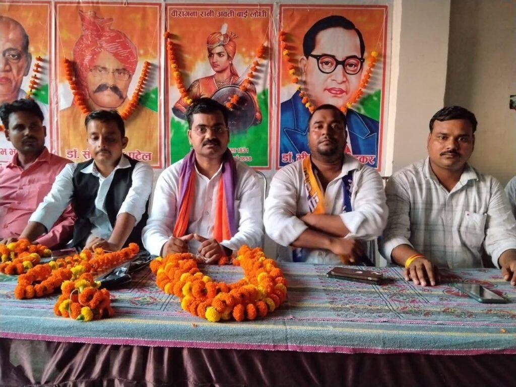 अपना दल जिला अध्यक्ष के अगुवाई में कुंवर सत्येंद्र पटेल लगातार सक्रिय रहते हैं पार्टी के प्रति