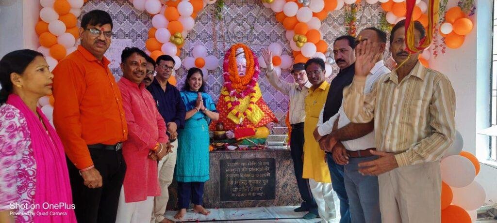सिटी सब्जी मंडी स्थित महर्षि बाल्मीकि मंदिर में मूर्ति पर मालार्पण कर दीप प्रज्ज्वलित एवं पुष्प वर्षा कर महर्षि बाल्मीकि जयंती मनाई