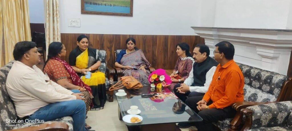 राष्ट्रीय मानव सेवा संस्थान की राष्ट्रीय अध्यक्ष ने की राज्य महिला आयोग उ0प्र0 अध्यक्ष से मुलाकात कर किया भव्य स्वागत