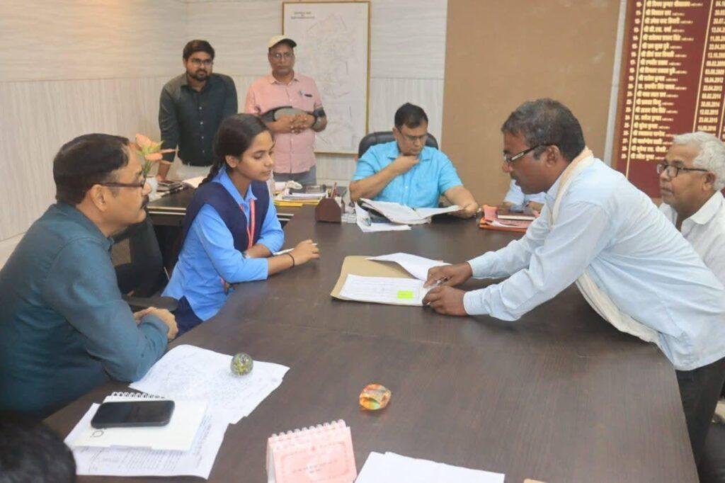 एक दिन की जिलाधिकारी श्वेता तिवारी दर्जनों फरियादियों के जन समस्याओं कों सुनकर संबंधित अधिकारियों कों किया निर्देशित