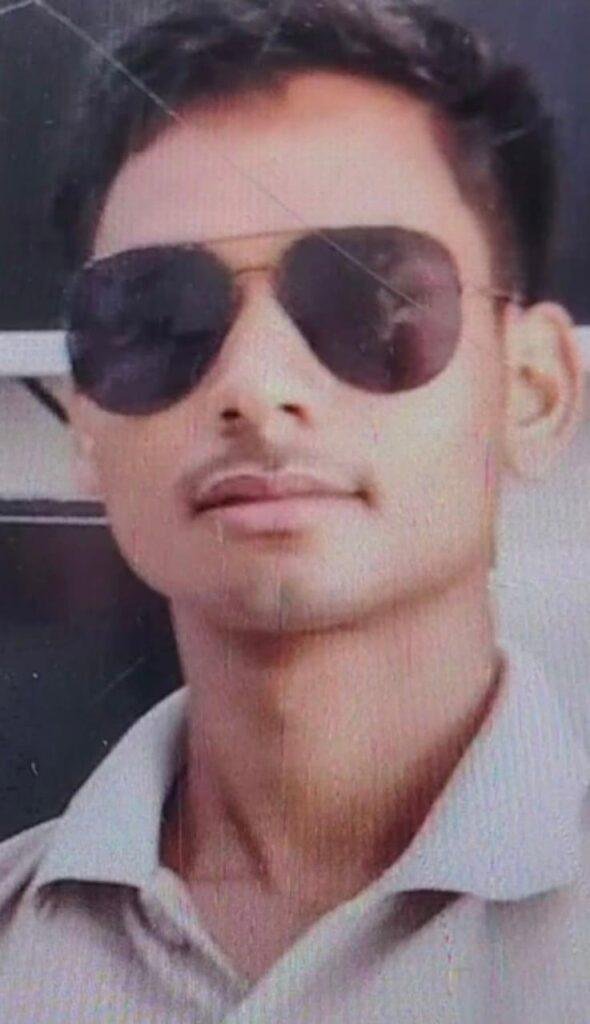 युवक का फंदे से लटका मिला शव:काम से लौटकर कमरे में गया था सोने, अंदर से दरवाजा किया था बंद