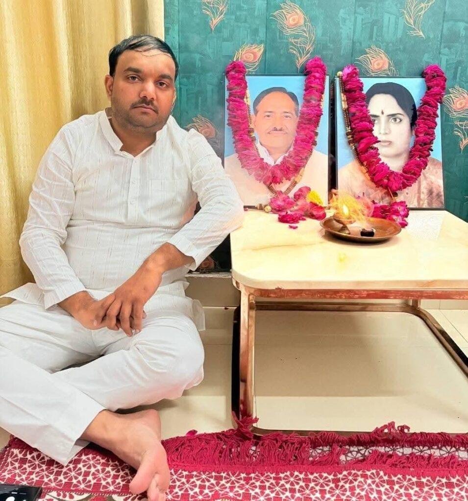 इंसान अच्छे विचार और अच्छे संस्कारो को पकड़ लेता है फिर उसे हाथ में माला पकड़ने की जरूरत नहीं पड़ती