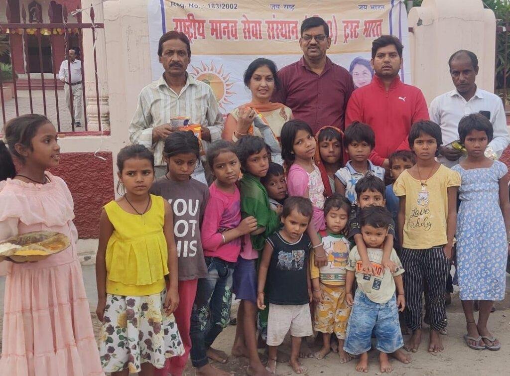 राष्ट्रीय मानव सेवा संस्थान की राष्ट्रीय कार्यकारिणी में विश्व बालका दिवस बच्चों के बीच टीवरी नाथ मंदिर पर मनाया
