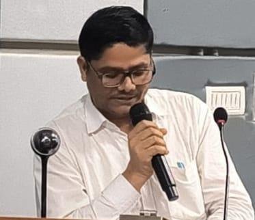 हिंदी अकादमी दिल्ली सरकार के सौजन्य से आयोजित कवि सम्मेलन में सुल्तानपुर के विकास मिश्र ने दी काव्य प्रस्तुति