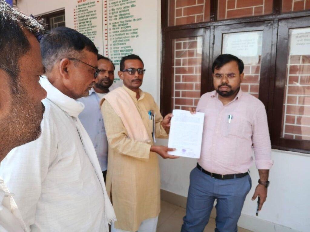 ग्रामीणों ने लगाया सदर एसडीएम पर गंभीर आरोप जिलाधिकारी से लगाई न्याय की गुहार