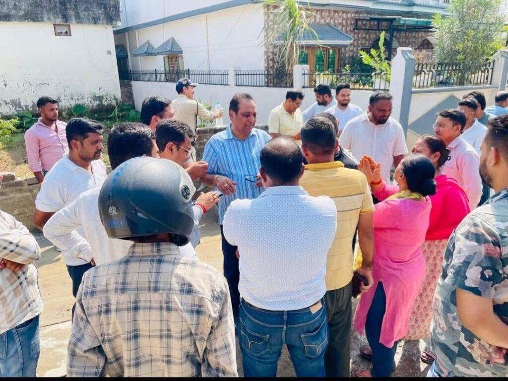 एडीबी द्वारा संचालित सीवरेज पानी और सड़क निर्माण कार्यों का स्थलीय निरीक्षण करते हुए विधायक चमोली