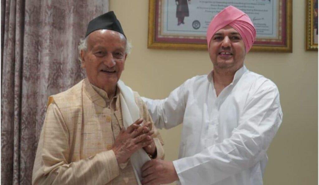 पूर्व मुख्यमंत्री भगत सिंह कोश्यारी ने दरबार साहिब में टेका माथा