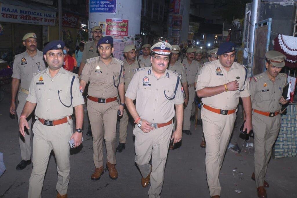 वरिष्ठ अधिकारियों द्वारा आगामी त्योहारों के दृष्टिगत नगर क्षेत्र में पैदल गश्त कर कानून-व्यवस्था का जायजा लिया गया तथा संबंधित को दिए गए आवश्यक दिशा निर्देश