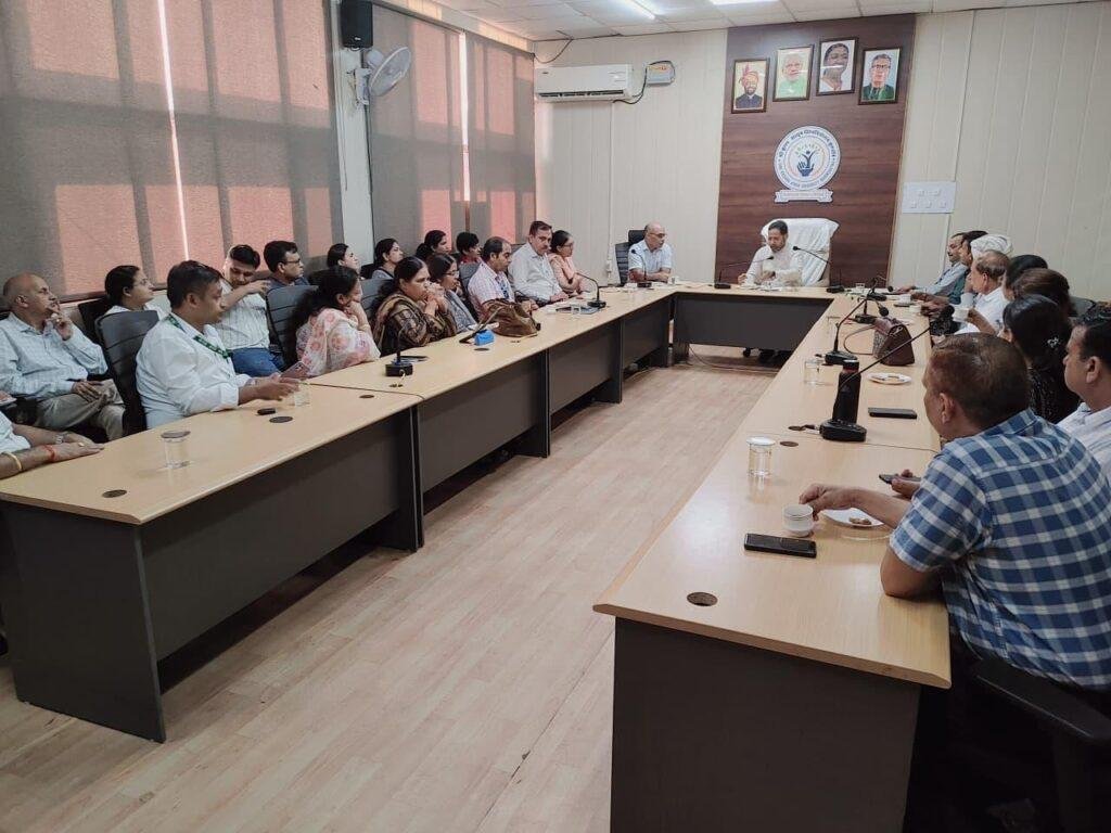 श्री कृष्ण आयुष विश्वविद्यालय में कुलपति प्रो. धीमान ने ली मासिक बैठक