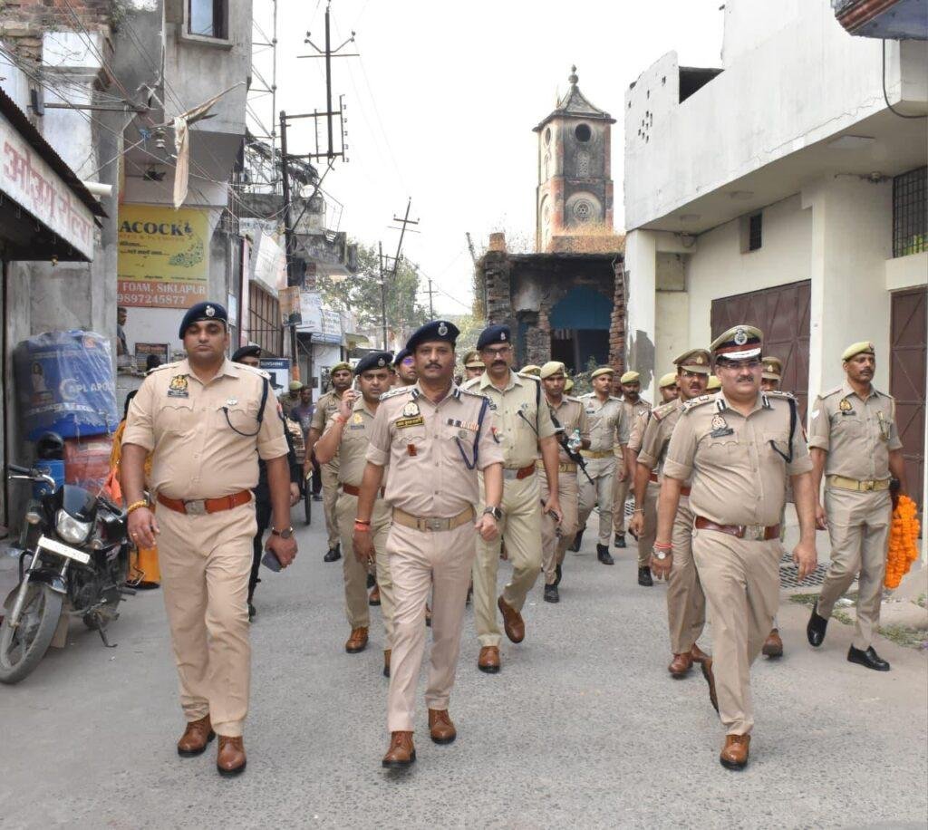 वरिष्ठ अधिकारियों द्वारा आगामी त्योहारों के दृष्टिगत जनपद के नगर क्षेत्र में पैदल गश्त कर सुरक्षा व्यवस्था का जायज़ा लिया गया एवं संबंधित को दिए गए आवश्यक दिशा निर्देश