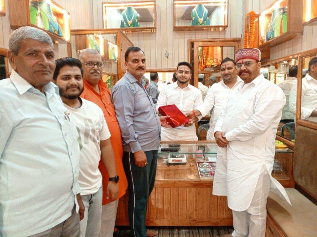 अनु ज्वेलर्स का विधि विधान से हुआ शुभारंभ, धनतेरस पर लोगो ने की खरीदारी