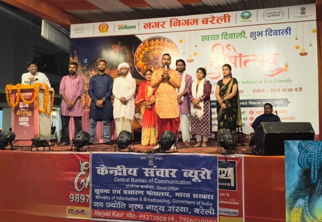 दीपोत्सव में कलाकारों ने बिखेरी अपनी कला की रोशनी