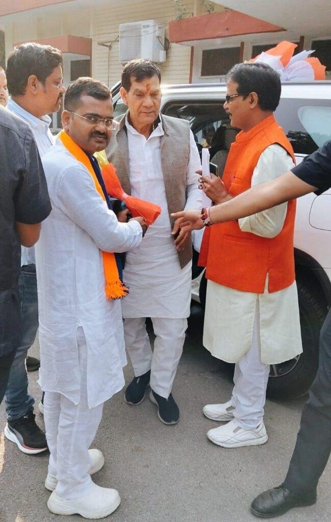 कुंवर सत्येंद्र पटेल जिला अध्यक्ष अपना दल एस जिला रायबरेली कैबिनेट मंत्री से की मुलाकात