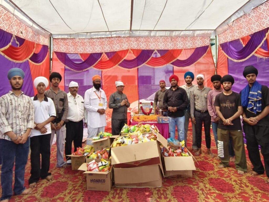 गुरु नानक देव के नगर कीर्तन शोभायात्रा का स्वागत किया