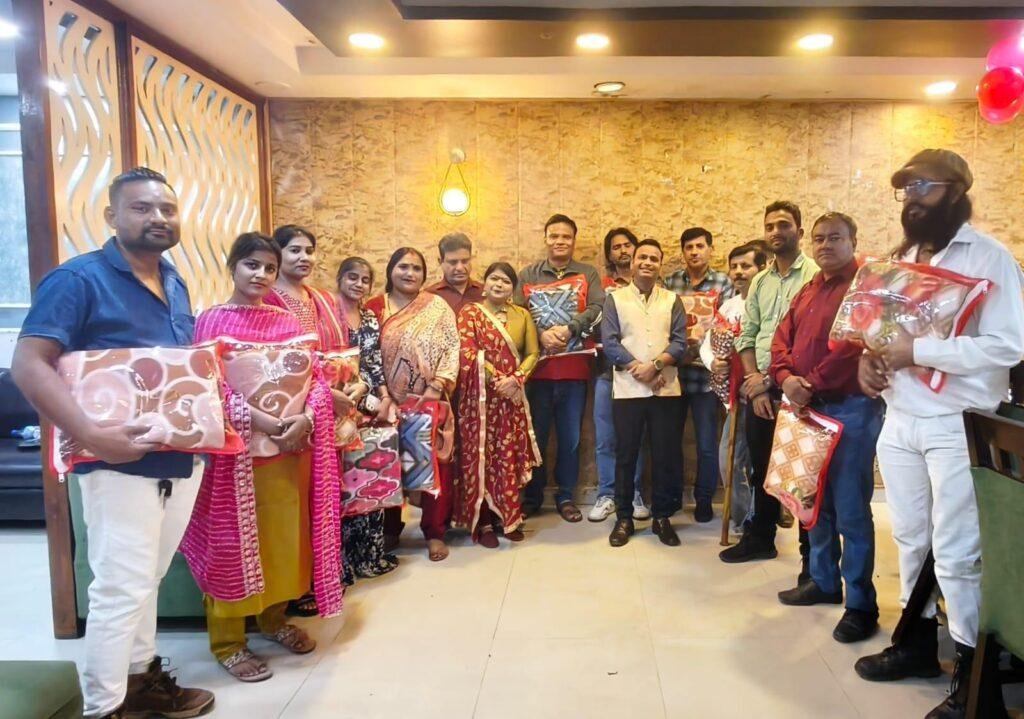 दीपावली सहभोज कार्यक्रम में कलाकारों को किया गया सम्मानित