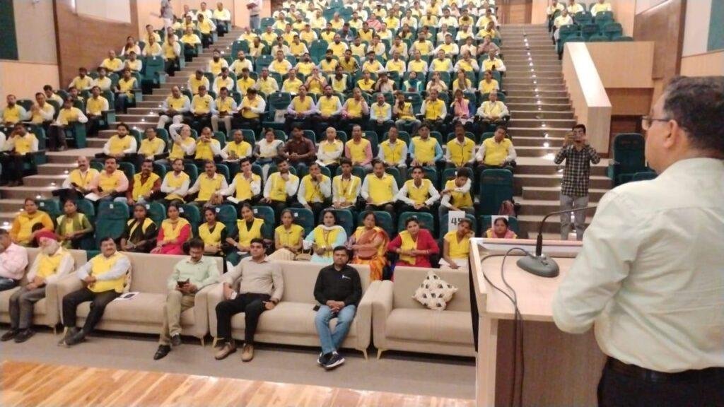 नागरिक सुरक्षा वार्डेन/स्वयं सेवक क्षमता निर्माण प्रशिक्षण के द्वितीय चरण के दूसरे दिन आग का त्रिभुज और आग बुझाने के सिद्धांत तथा अग्निशमन की विधियाँ समझाई