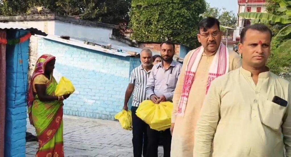विश्व हिंदू परिषद द्वारा कुष्ठाश्रम मेंपटाखे व मिठाइयाँ वितरित की गयीं