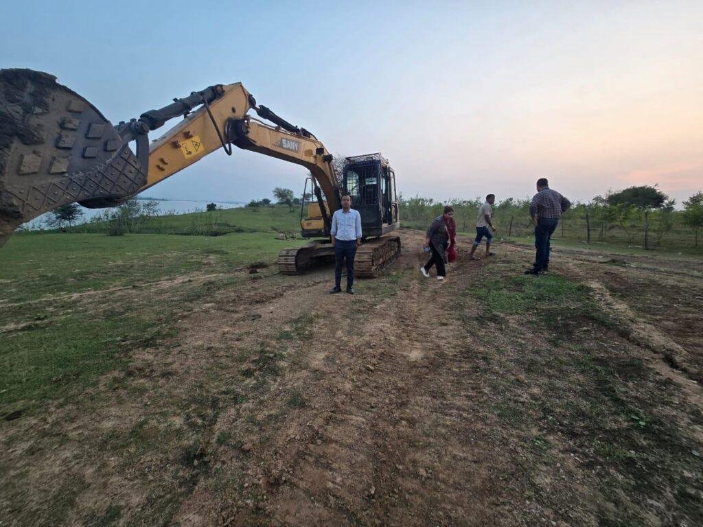 मुख्यमंत्री के निर्देश पर अवैध रेत खनन पर त्वरित कार्रवाई — ग्राम गुदगुदा में 2 बोट एवं 2 चैन माउंटेन जब्त