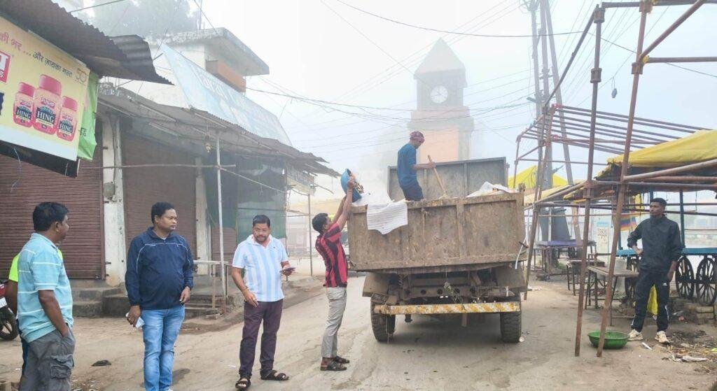 एसडीएम अजय उरांव ने शहर में साफ सफाई व्यवस्था का किया निरीक्षण