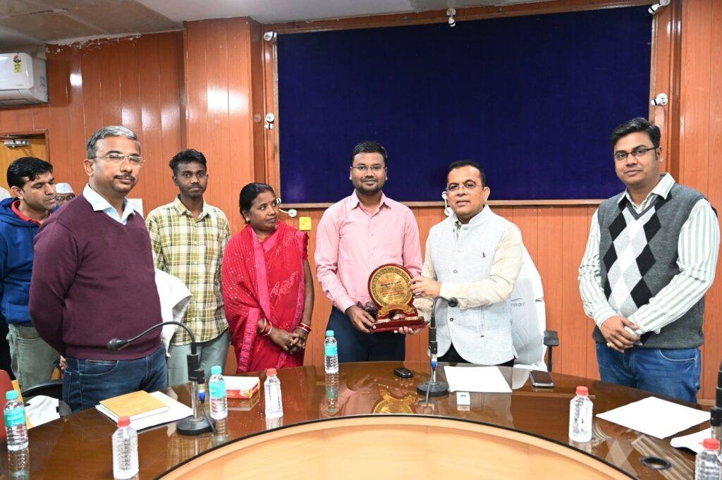 जिले के युवाओं को आपकी सफलता से मिलेगी प्रेरणा – कलेक्टर