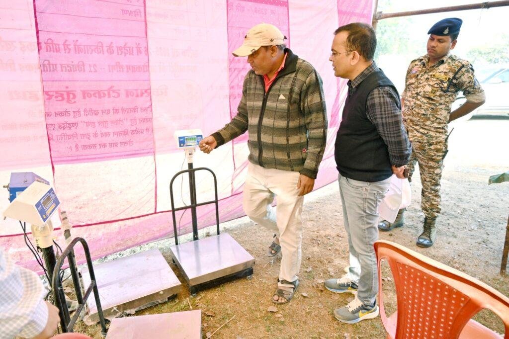 कलेक्टर श्री  महोबे ने किया धान खरीदी केंद्र सोंठी एवं झर्रा का औचक निरीक्षण