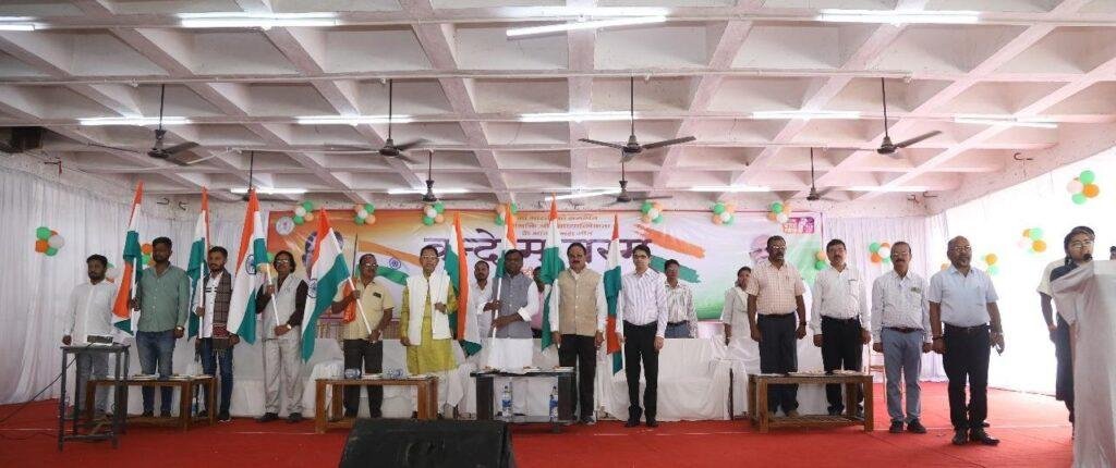 जनप्रतिनिधियों, अधिकारी-कर्मचारियों और विद्यार्थियों ने सामूहिक रूप से गाया राष्ट्रीय गीत