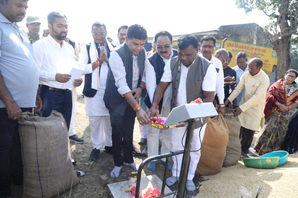 राजस्व एवं आपदा प्रबंधन मंत्री श्री टंकराम वर्मा ने मालगांव खरीदी केन्द्र में पूजा अर्चना कर धान खरीदी का किया शुभारंभ