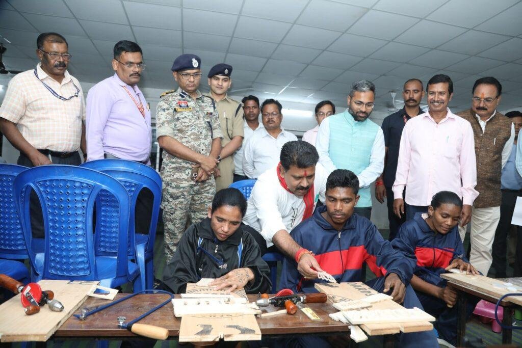 उप मुख्यमंत्री श्री विजय शर्मा ने हथियार छोड़कर मुख्यधारा में लौटे युवाओं से किया प्रत्यक्ष संवाद