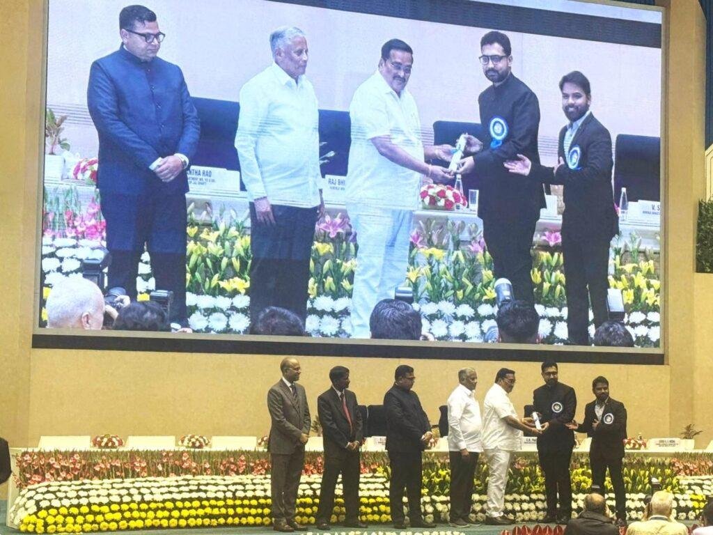 राष्ट्रपति श्रीमती द्रौपदी मुर्मू ने जल संचय, जन भागीदारी अभियान अंतर्गत महासमुंद जिले में हुए उत्कृष्ट कार्यों के लिए कलेक्टर श्री विनय कुमार लंगेह को किया सम्मानित