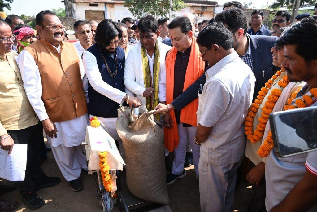 जिले मे आज से धान खरीदी शुरू, झालखम्हरिया केंद्र में कैबिनेट मंत्री श्री खुशवंत साहेब एवं विधायक द्वय श्री योगेश्वर राजू सिन्हा एवं श्री संपत अग्रवाल की उपस्थिति में हुआ शुभारंभ