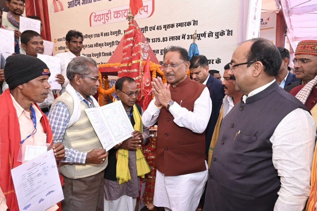 बस्तर जिले में अब तक 35 हजार से ज्यादा हितग्राहियों को पौने 23 हजार हेक्टेयर रकबा से अधिक का वन अधिकार पत्र वितरित