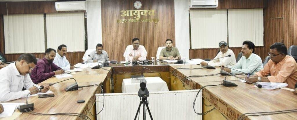 कमिश्नर बस्तर संभाग श्री डोमन सिंह ने की पंचायत एवं ग्रामीण विकास विभाग की योजनाओं की समीक्षा