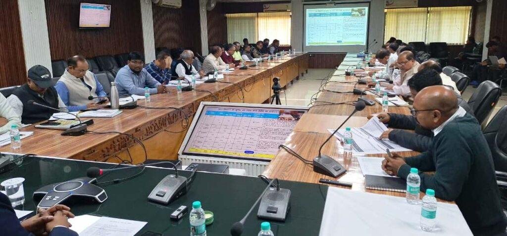 योजनाओं के क्रियान्वयन में उपलब्धि हासिल करने हेतु करें बेहतर प्रदर्शन-कमिश्नर श्री डोमन सिंह