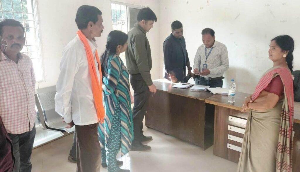 कलेक्टर श्री हरिस एस ने परचनपाल में किया विशेष गहन पुनरीक्षण प्रक्रिया का निरीक्षण